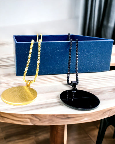 Riipus "Urban Elegance" – Pyöreä Medaljonki Ruostumattomasta Teräksestä Kahdessa Värissä, Mahdollisuus Personointiin