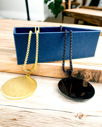 Riipus "Urban Elegance" – Pyöreä Medaljonki Ruostumattomasta Teräksestä Kahdessa Värissä, Mahdollisuus Personointiin