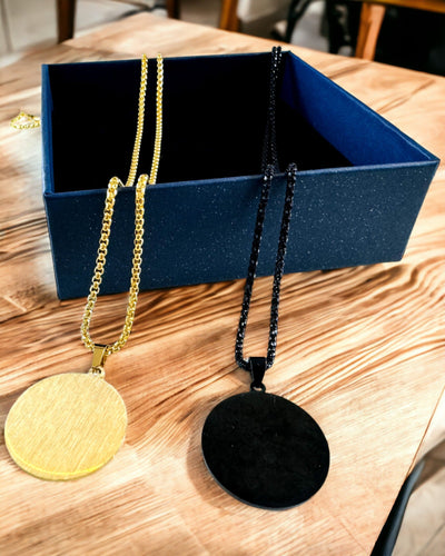 Riipus "Urban Elegance" – Pyöreä Medaljonki Ruostumattomasta Teräksestä Kahdessa Värissä, Mahdollisuus Personointiin