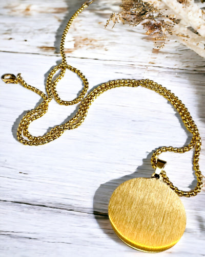 Riipus "Urban Elegance" – Pyöreä Medaljonki Ruostumattomasta Teräksestä Kahdessa Värissä, Mahdollisuus Personointiin