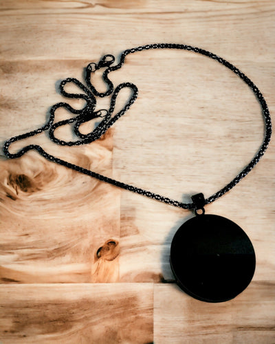 Riipus "Urban Elegance" – Pyöreä Medaljonki Ruostumattomasta Teräksestä Kahdessa Värissä, Mahdollisuus Personointiin