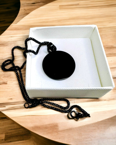 Riipus "Urban Elegance" – Pyöreä Medaljonki Ruostumattomasta Teräksestä Kahdessa Värissä, Mahdollisuus Personointiin