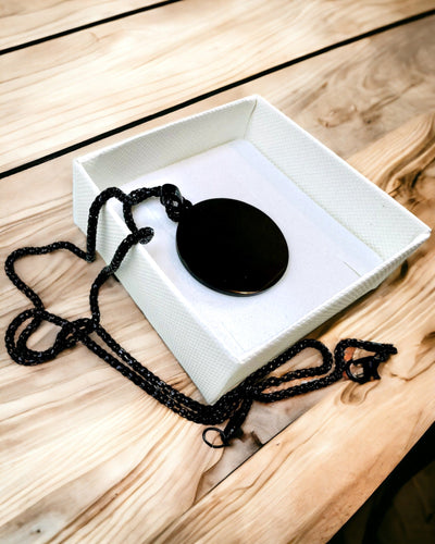 Riipus "Urban Elegance" – Pyöreä Medaljonki Ruostumattomasta Teräksestä Kahdessa Värissä, Mahdollisuus Personointiin