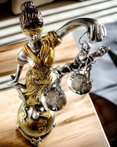 Oikeuden jumalattaren patsas – Taiteellinen koriste hyllylle, hartsikäsityö, personointi kaiverruksella