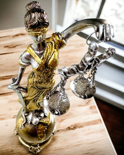 Oikeuden jumalattaren patsas – Taiteellinen koriste hyllylle, hartsikäsityö, personointi kaiverruksella