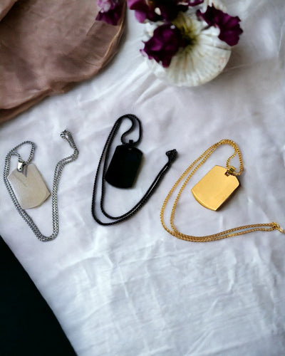 "Kolmen Tyylin Sävyä" -kaulakoru - Tunnuslaatta - Tyylikäs Ruostumattomasta Teräksestä Valmistettu Riipus Kaiverrusmahdollisuudella