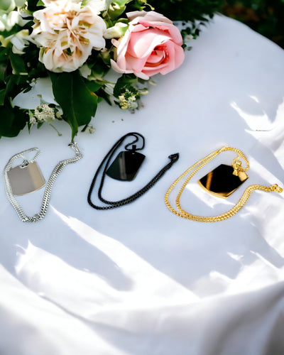 "Kolmen Tyylin Sävyä" -kaulakoru - Tunnuslaatta - Tyylikäs Ruostumattomasta Teräksestä Valmistettu Riipus Kaiverrusmahdollisuudella