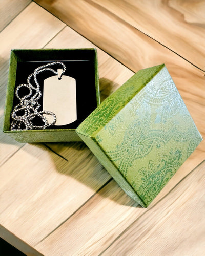 "Kolmen Tyylin Sävyä" -kaulakoru - Tunnuslaatta - Tyylikäs Ruostumattomasta Teräksestä Valmistettu Riipus Kaiverrusmahdollisuudella