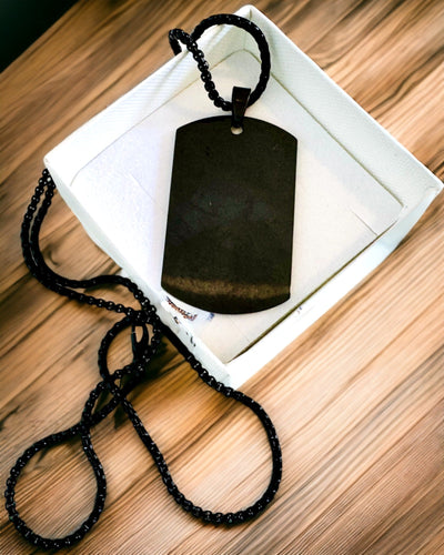 "Kolmen Tyylin Sävyä" -kaulakoru - Tunnuslaatta - Tyylikäs Ruostumattomasta Teräksestä Valmistettu Riipus Kaiverrusmahdollisuudella