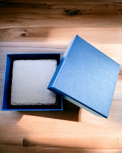 Kahvin tai teen alusta luonnonkivestä personoidulla kaiverruksella – neliö, ympyrä, kuusikulmio, 10 cm