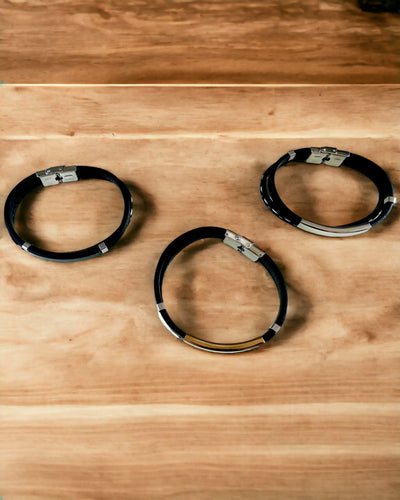 Urheiluranneke PU-nahasta ja ruostumattomasta teräksestä kaiverrusmahdollisuudella – 3 väriä