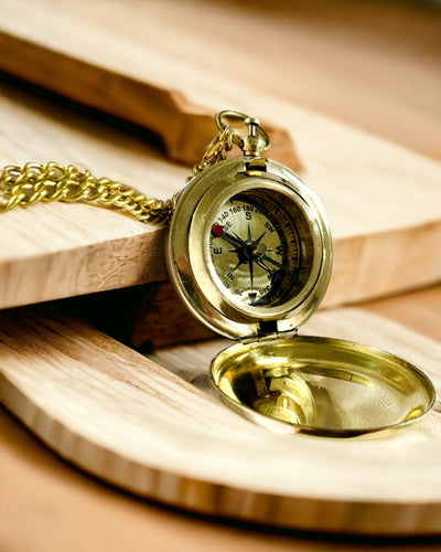 Kultaisen värinen Kompassi Seikkailu – Tyylikäs Löytöjen Navigaattori