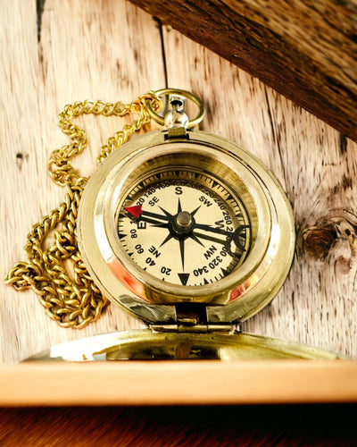 Kultaisen värinen Kompassi Seikkailu – Tyylikäs Löytöjen Navigaattori