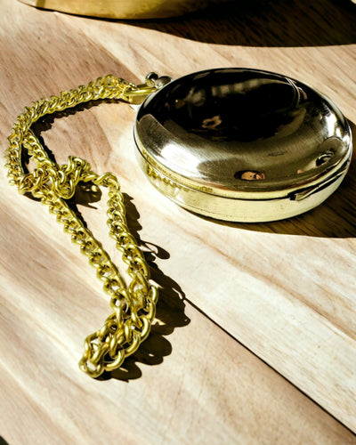 Kultaisen värinen Kompassi Seikkailu – Tyylikäs Löytöjen Navigaattori