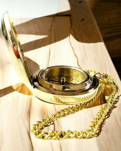 Kultaisen värinen Kompassi Seikkailu – Tyylikäs Löytöjen Navigaattori