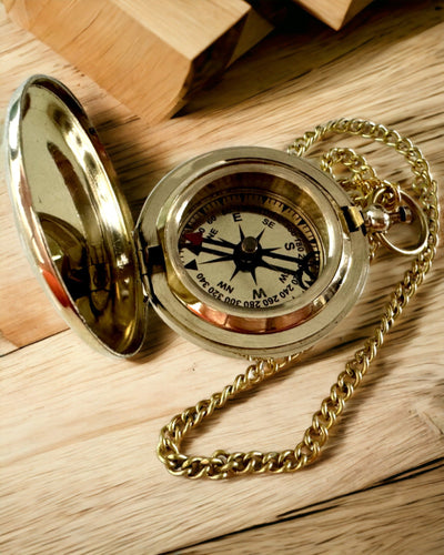Kultaisen värinen Kompassi Seikkailu – Tyylikäs Löytöjen Navigaattori