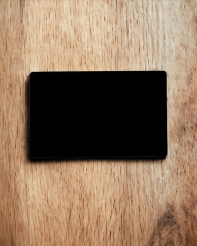 Eksklusiivinen Musta Metallinen Käyntikortti Personointimahdollisuudella – Ihanteellinen Lahjaksi