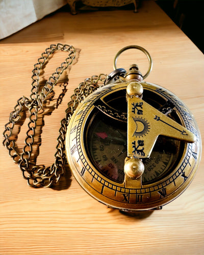 Matkailijan Kompassi kaiverruksella, personointi – Intialaisten Käsityöläisten Käsityö