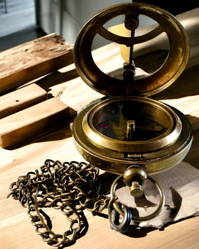 Matkailijan Kompassi kaiverruksella, personointi – Intialaisten Käsityöläisten Käsityö