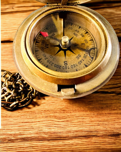 Matkailijan Kompassi kaiverruksella, personointi – Intialaisten Käsityöläisten Käsityö