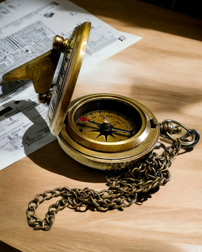 Matkailijan Kompassi kaiverruksella, personointi – Intialaisten Käsityöläisten Käsityö