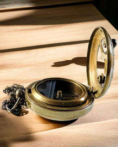 Matkailijan Kompassi kaiverruksella, personointi – Intialaisten Käsityöläisten Käsityö