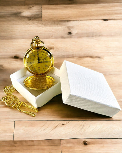 Kultaisen värinen taskukello retrotyylillä ja kaiverrusmahdollisuudella