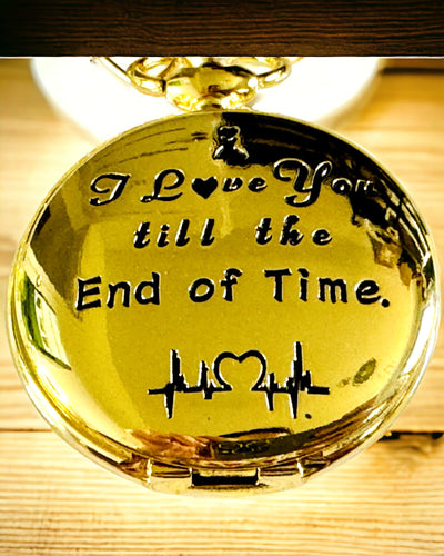 Kultaisen värinen taskukello retrotyylillä ja kaiverrusmahdollisuudella