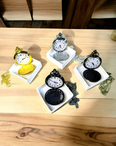 Vintage-tyylinen taskukello, jossa on personointimahdollisuus - harjattu kulta