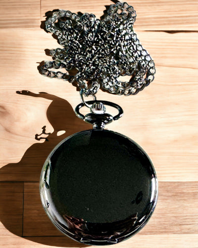 Musta taskukello "Klasyczny Elegans" kaiverrusmahdollisuudella