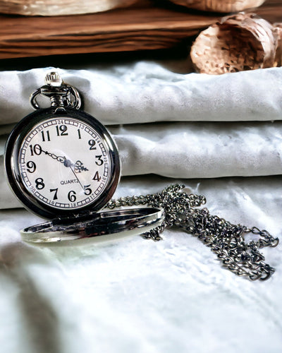 Musta taskukello "Klasyczny Elegans" kaiverrusmahdollisuudella