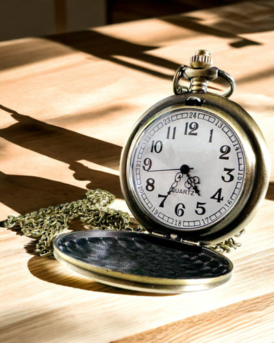 Vintage-tyylinen taskukello, jossa on personointimahdollisuus - harjattu kulta