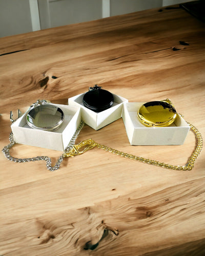 Hopeinen taskukello kvartsikoneistolla ja kaiverrusmahdollisuudella