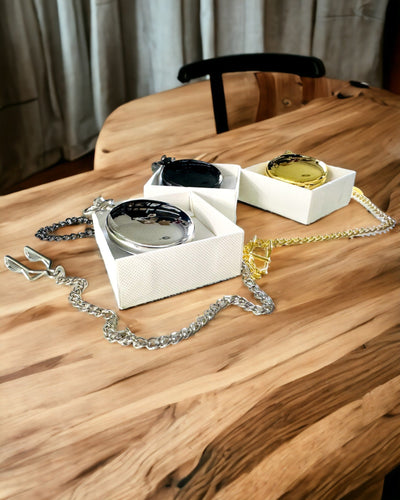 Hopeinen taskukello kvartsikoneistolla ja kaiverrusmahdollisuudella