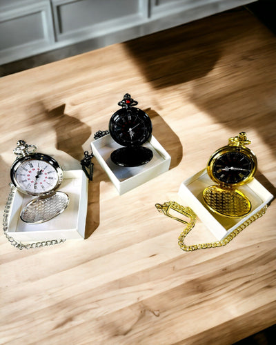 Kaiverruksella varustettu kultainen taskukello