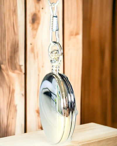 Hopeinen taskukello kvartsikoneistolla ja kaiverrusmahdollisuudella