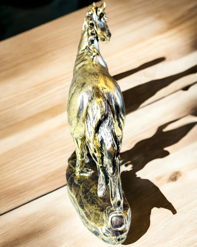 "Laukkaavan Hevosen Pienoispatsas Hartsista Kaiverrusmahdollisuudella"