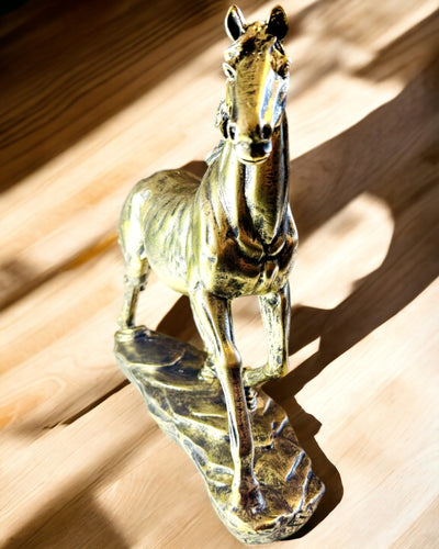 "Laukkaavan Hevosen Pienoispatsas Hartsista Kaiverrusmahdollisuudella"