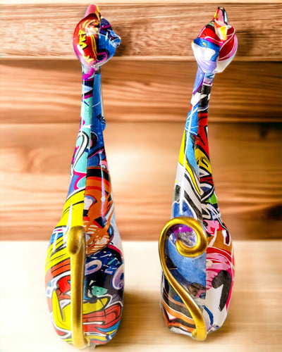 Abstraktien "ArtCats"-Kissojen Figuriinit, Käsinmaalatut, Hartsi – 25 cm, 2 kpl.