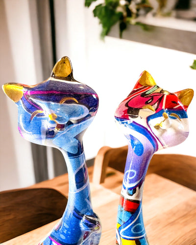Abstraktien "ArtCats"-Kissojen Figuriinit, Käsinmaalatut, Hartsi – 25 cm, 2 kpl.
