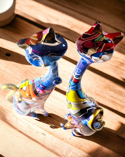 Abstraktien "ArtCats"-Kissojen Figuriinit, Käsinmaalatut, Hartsi – 25 cm, 2 kpl.