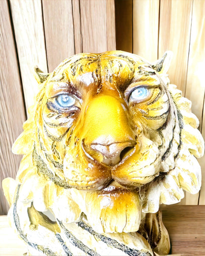"Viidakon kuningas tiikeri" -patsas kaiverrusmahdollisuudella, figuuri 29 cm korkea, koriste lahjaksi
