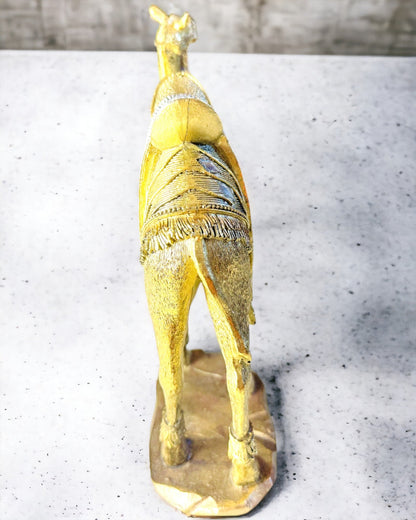 Statuetti "Aavikkovaeltaja" - Koristeellinen Hiekkakamelin Muovista, jossa on Kaiverrusmahdollisuus