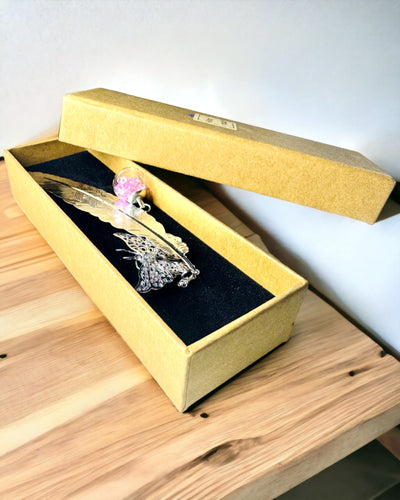 Luova Retrotyylinen Kirjanmerkki Höyhen- ja Perhosaiheella – Tyylikäs Lahja äidille, opettajalle, Mainoslahja, Hopea/vaaleanpunainen Väri