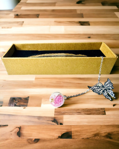 Luova Retrotyylinen Kirjanmerkki Höyhen- ja Perhosaiheella – Tyylikäs Lahja äidille, opettajalle, Mainoslahja, Hopea/vaaleanpunainen Väri