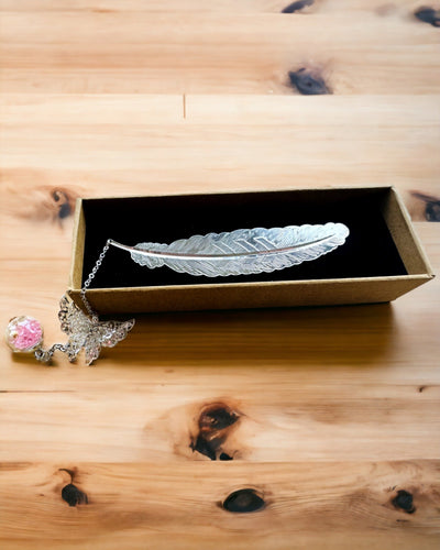 Luova Retrotyylinen Kirjanmerkki Höyhen- ja Perhosaiheella – Tyylikäs Lahja äidille, opettajalle, Mainoslahja, Hopea/vaaleanpunainen Väri