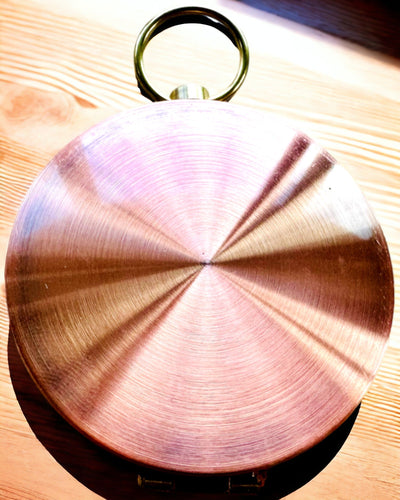 Ruusuinen kultakompassi - retrotyylinen navigointilaite – kannettava ja tarkka suunnanmääritysinstrumentti matkailijoille ja tutkimusmatkailijoille. Kaiverrus, personointi.