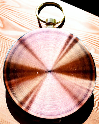 Ruusuinen kultakompassi - retrotyylinen navigointilaite – kannettava ja tarkka suunnanmääritysinstrumentti matkailijoille ja tutkimusmatkailijoille. Kaiverrus, personointi.