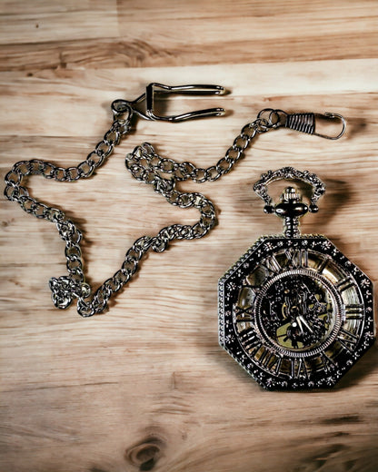 Klassinen hopeanvärinen kahdeksankulmainen mekaaninen taskukello pitsitaululla steampunk-tyyliin