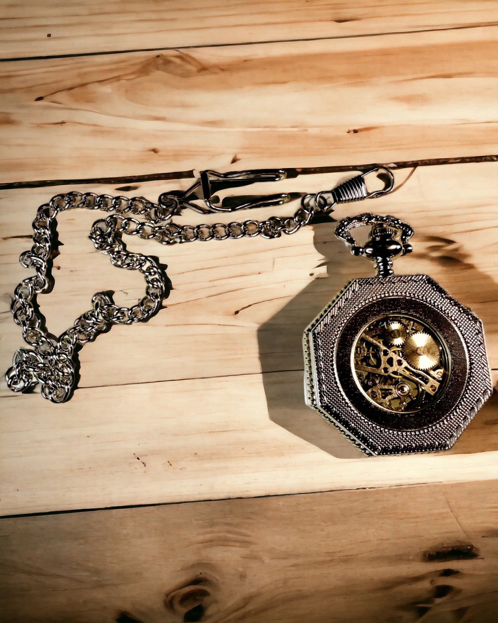 Klassinen hopeanvärinen kahdeksankulmainen mekaaninen taskukello pitsitaululla steampunk-tyyliin